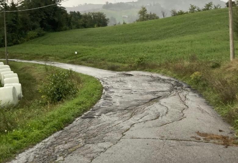 Sistemazione di due tratti di via Molino Mingano. Costo 74.000€