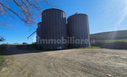 In vendita capannoni e silos di via Montegrande