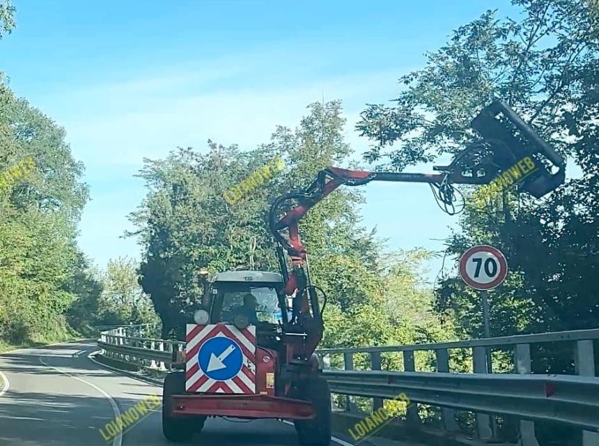 Si attendono ancora sfalci e pulizia delle banchine nelle strade coomunali