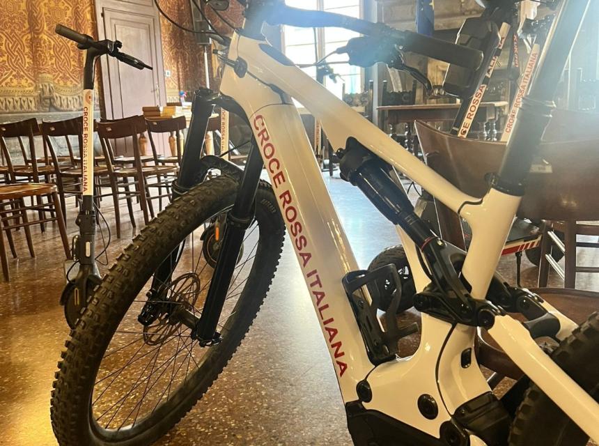 Donati alla Croce Rossa bici e monopattini sequestrati dalla Polizia