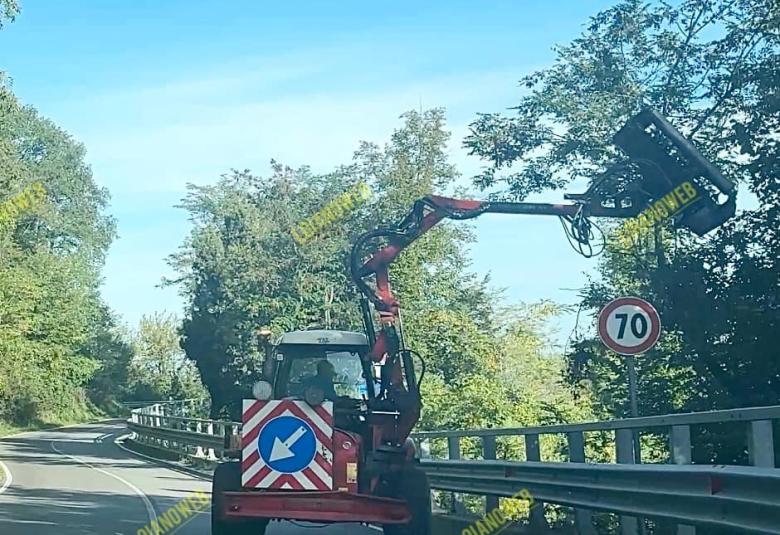 Si attendono ancora sfalci e pulizia delle banchine nelle strade coomunali